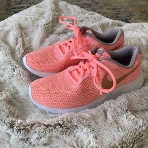 GIRLS NIKE TENNIS SHOES